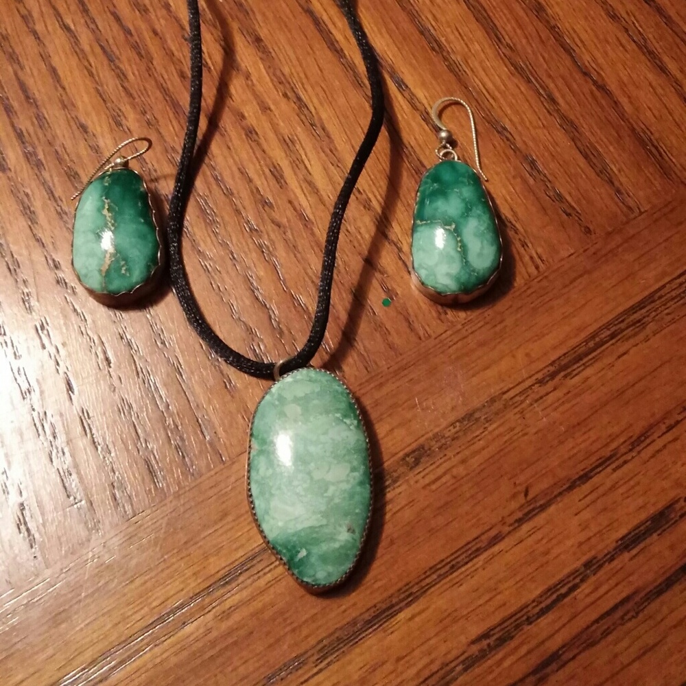 Precious stone pendant and earring set with silk